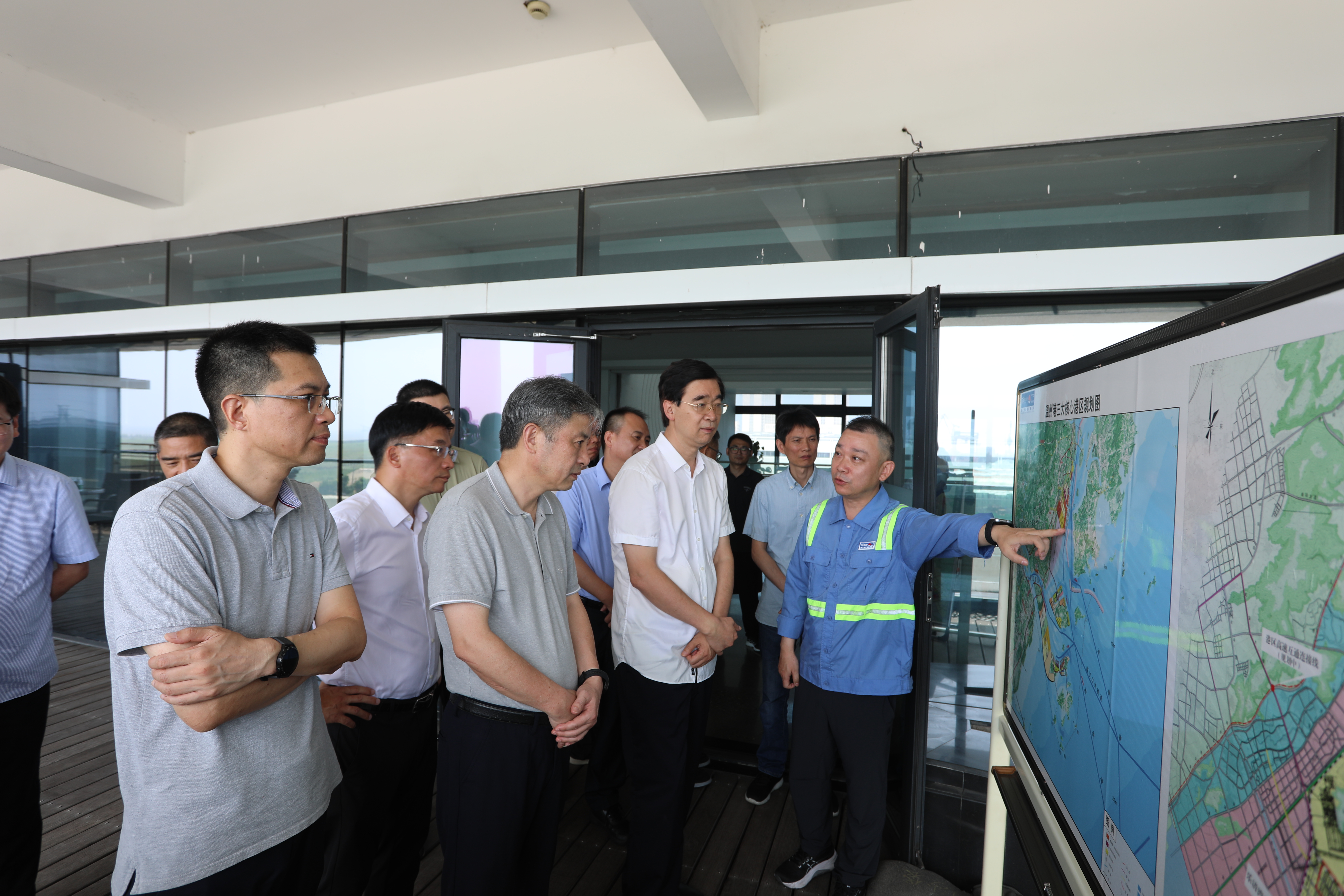 温州市人大常委会副主任冯金考一行调研乐清湾港区